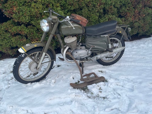 Militär Motorcykel Jawa 250 med skidor och Tankväska
