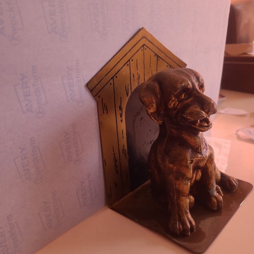 Bokstöd i metall, hundkoja med hund