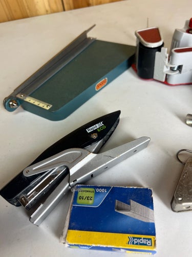 Häftpistoler, häftapparat, tejphållare och pappersskärare