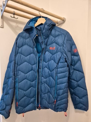 Jack Wolfskin blå dunjacka, storlek S