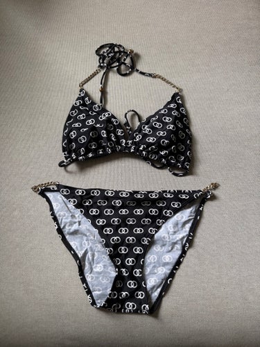 Bikini med mönster och guldfärgade kedjor