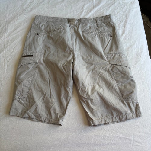 Volcom beiga shorts, storlek 34
