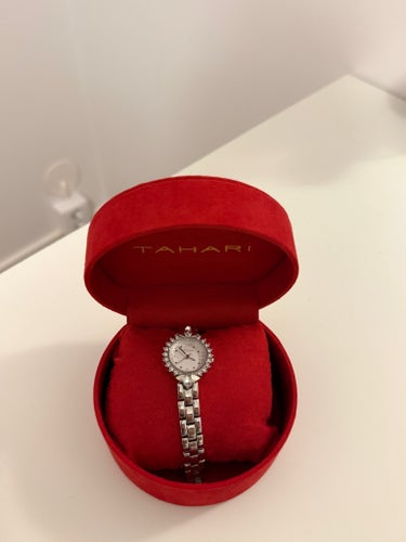 Tahari damklocka i silverfärgad metall