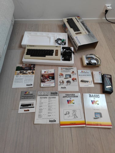 Commodore VIC-20 Colour Computer med tillbehör
