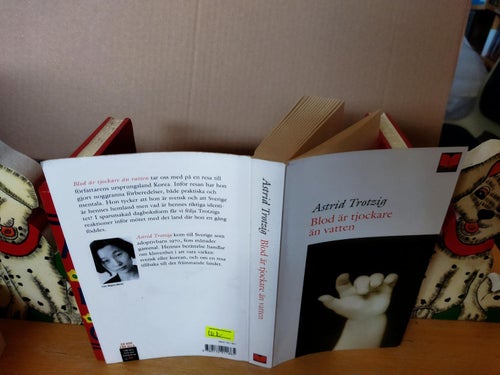 Blod är tjockare än vatten Astrid Trotzig. Bok. Very Fine