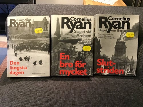 Tre inbundna böcker om andra världskriget av Cornelius Ryan.