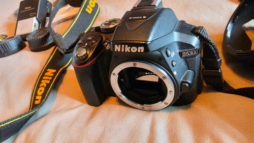 Nikon D5300 systemkamera med två objektiv och tillbehör