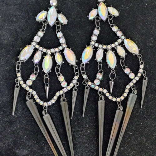 Statement örhängen:strass & spikes i rockig elegant design
