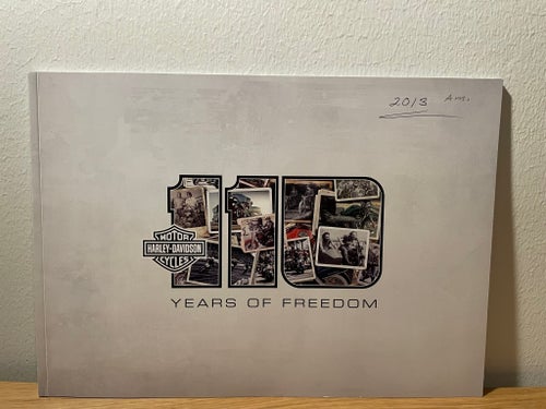 Harley-Davidson 110 Years of Freedom, 2013 katalog med prislista.