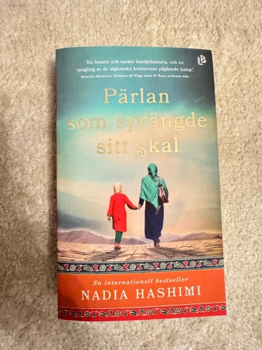 Pärlan som sprängde sitt skal av Nadia Hashimi, 2015