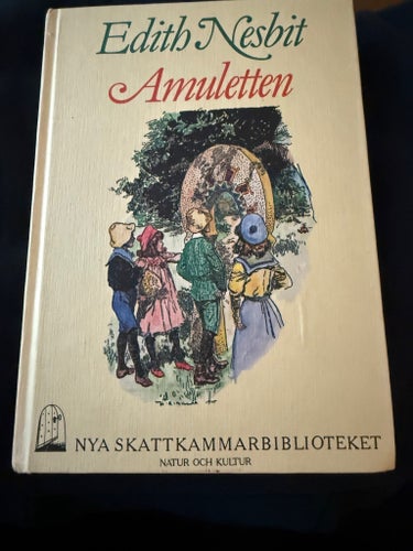 Amuletten av Edith Nesbi