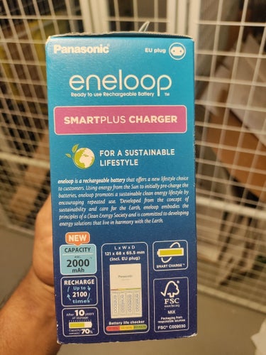 Panasonic Eneloop Smartplus Batteriladdare med 4 AA Batterier