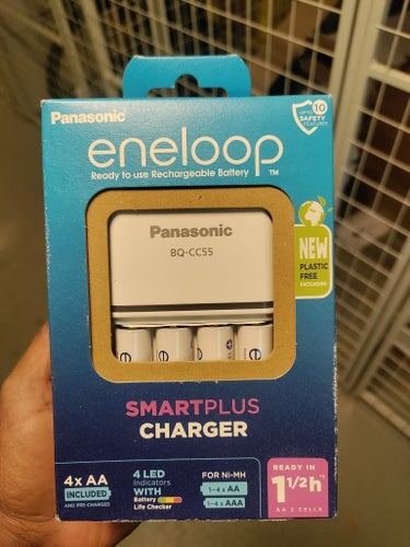 Panasonic Eneloop Smartplus Batteriladdare med 4 AA Batterier