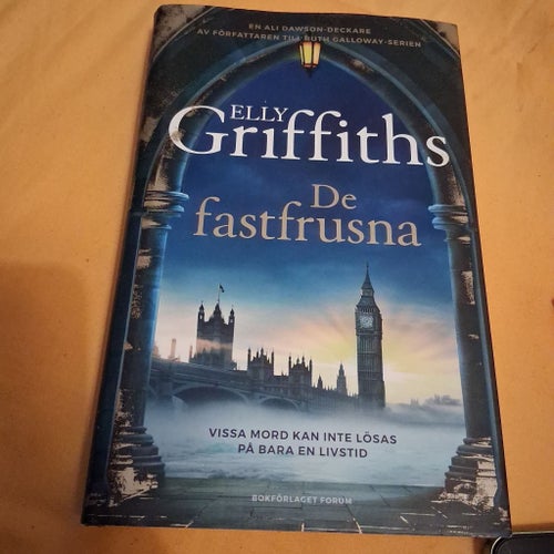 DE FASTFRUSNA Elly Griffiths INBUNDEN med skyddsomslag