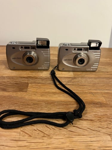 2 st Minolta Vectis 300 IX-DATE Kamera