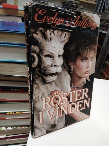 Röster i vinden - Evelyn Anthony. bok, inbunden. Very Good plus