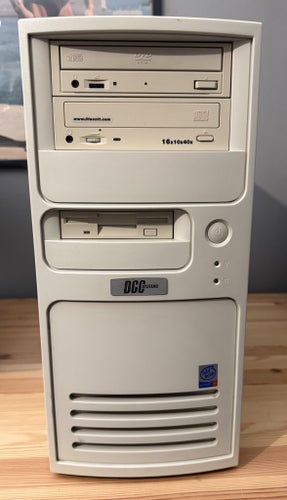 Stationär retro dator med Windows XP i fungerande skick