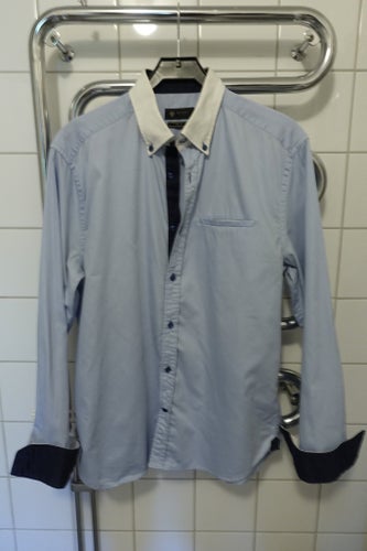 Riley ljusblå skjorta, storlek L. Litet använd, mycket fint skick. Buttondown.