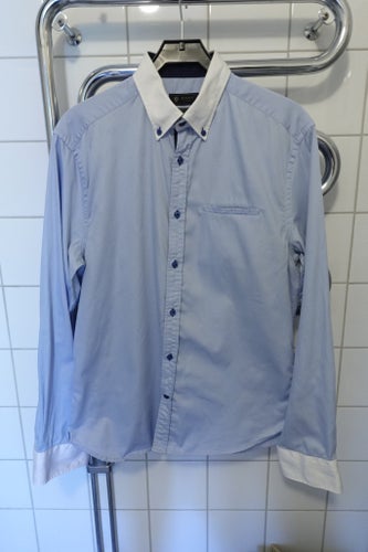 Riley ljusblå skjorta, storlek L. Litet använd, mycket fint skick. Buttondown.