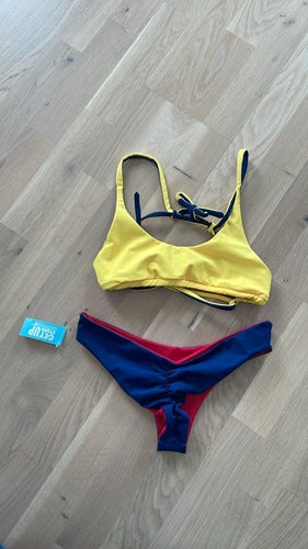 Ny fin bikini med etiketter kvar