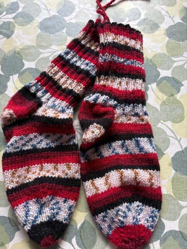 Flerfärgade raggsockor, handstickade i akrylgarn, storlek 38/39.