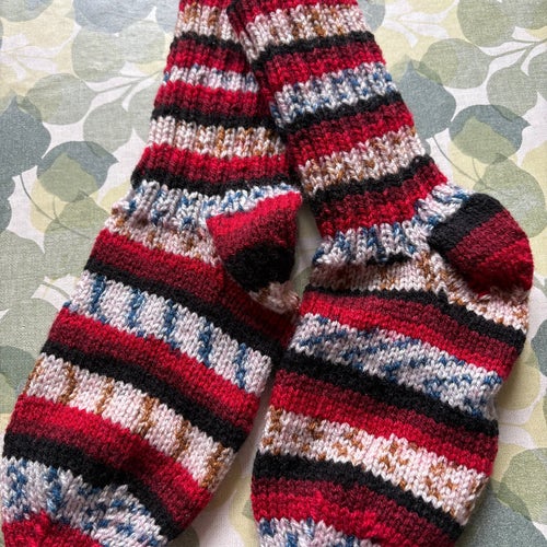 Flerfärgade raggsockor, handstickade i akrylgarn, storlek 38/39.