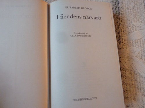 I FIENDENS NÄRVARO, E. GEORGE, 1997, BÖCKER