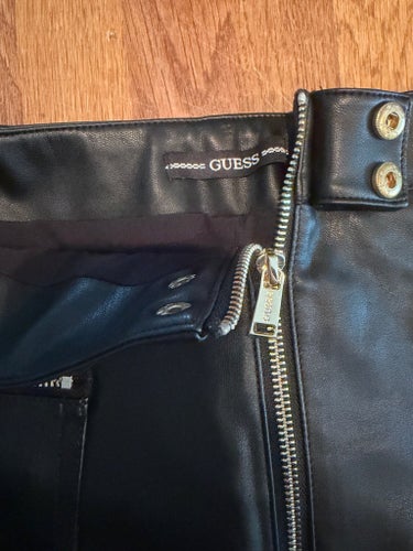 GUESS svart kjol, storlek M