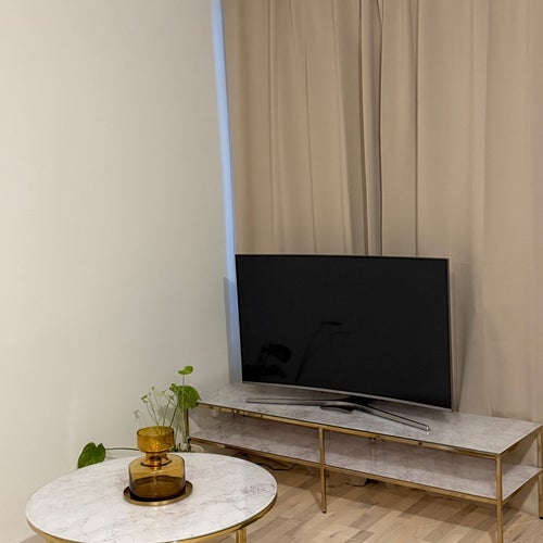 Komplett vardagsrumspaket i guld & marmor – Samsung Curved TV + TV-bänk + soffbo