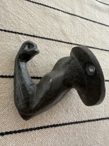 Väggkrok i gjutjärn Muskulös arm