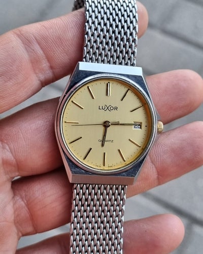 Vintage Swiss LUXOR (ETA 963.114) Yellow Dial Herrkvarts Klassisk Klocka m Dag