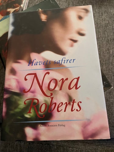 Havets safirer av Nora Roberts, 2004