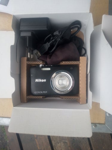 Nikon Coolpix A100 – Komplett i box + 2GB minneskort & manualer Y2K
