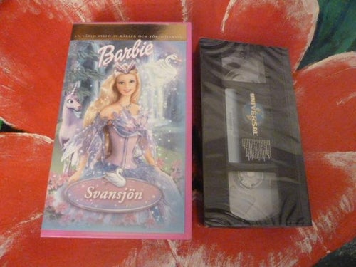 VHS, BARBIE, SVANSJÖN, BARNFILM, SVENSKT TAL, INPLASTAD