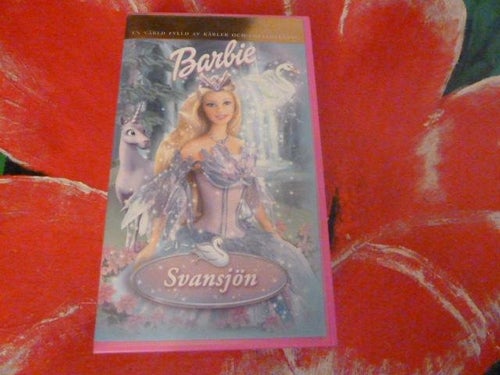 VHS, BARBIE, SVANSJÖN, BARNFILM, SVENSKT TAL, INPLASTAD
