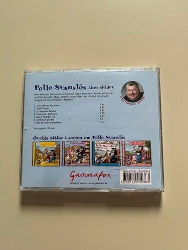 Pelle Svanslös åker skidor