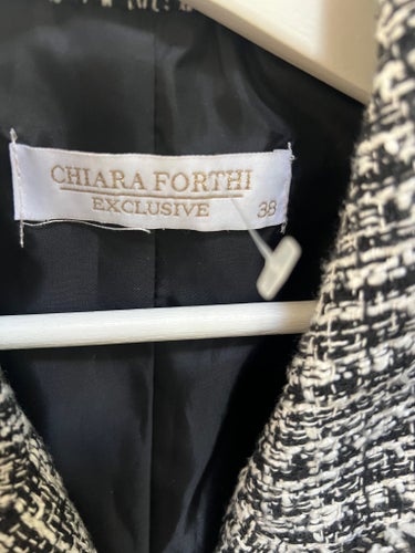 Chiara Forthi svart, vit kavaj, storlek 38