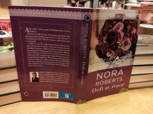 Doft av rosor av Nora Roberts. Bok. Very Fine plus
