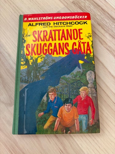 Tre deckare löser skrattande skuggans gåta