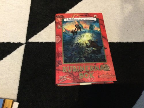 Rubinernas Bok Trolldomens Tre Skrifter Bok 2 av John Stephens(Mycket Bra skick)
