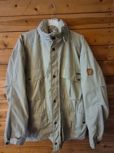 Fjällräven jacka storlek S-M