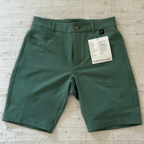 Peak Performance grön shorts, storlek 27