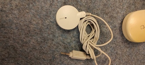 Apple Desktop Bus Mouse II och Vintage Apple PlainTalk-mikrofon