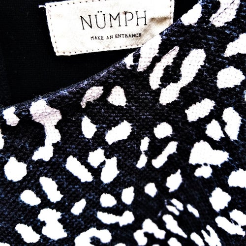 " Numph " Svart & vitt tröja blus str. 40 i 100 % polyester Made in Danmark