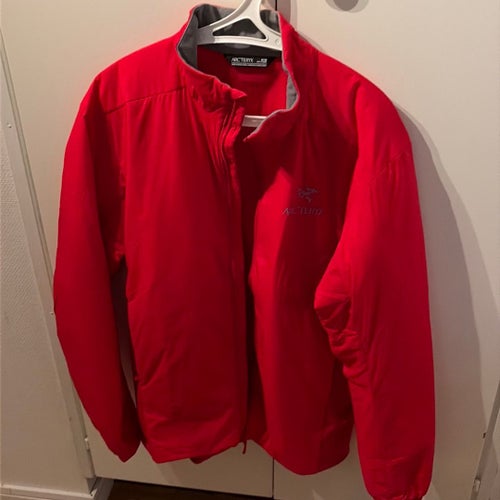 Arc'teryx röd Atom jacka, storlek M/M