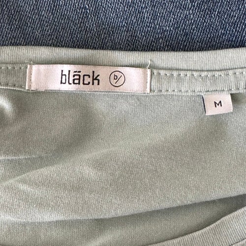 Bläck ljusgrön/blå t-shirt, storlek M