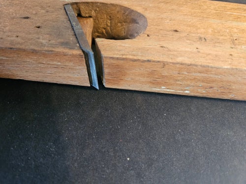 Gammal trähyvel 21,5 cm lång och 26 mm bred (järnet)