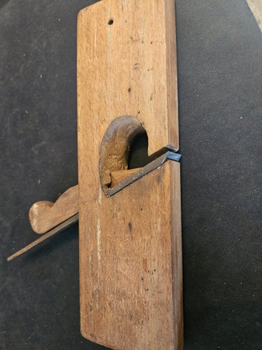 Gammal trähyvel 21,5 cm lång och 26 mm bred (järnet)