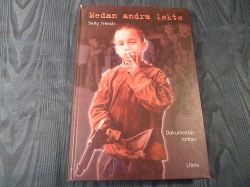 MEDAN ANDRA LEKTE, S. TRENCH, 2000,  BÖCKER
