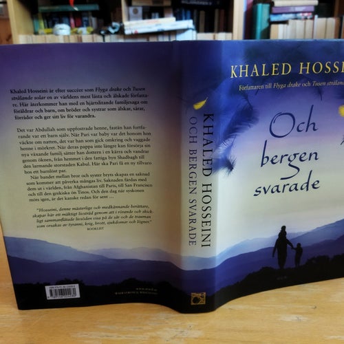 Och bergen svarade av Khaled Hosseini. Bok. Very Fine Plus